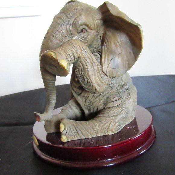 Elephant with a tear in very nice Shape -Ruby's Collection - Picture 5 of 14